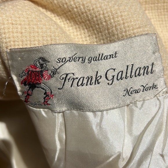 Vintage spring coat. Hangs beautifully & has very nice details. - Picture 2 of 6